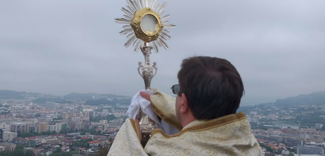 Padre de Braga abençoa a cidade desde o Monte Picoto
