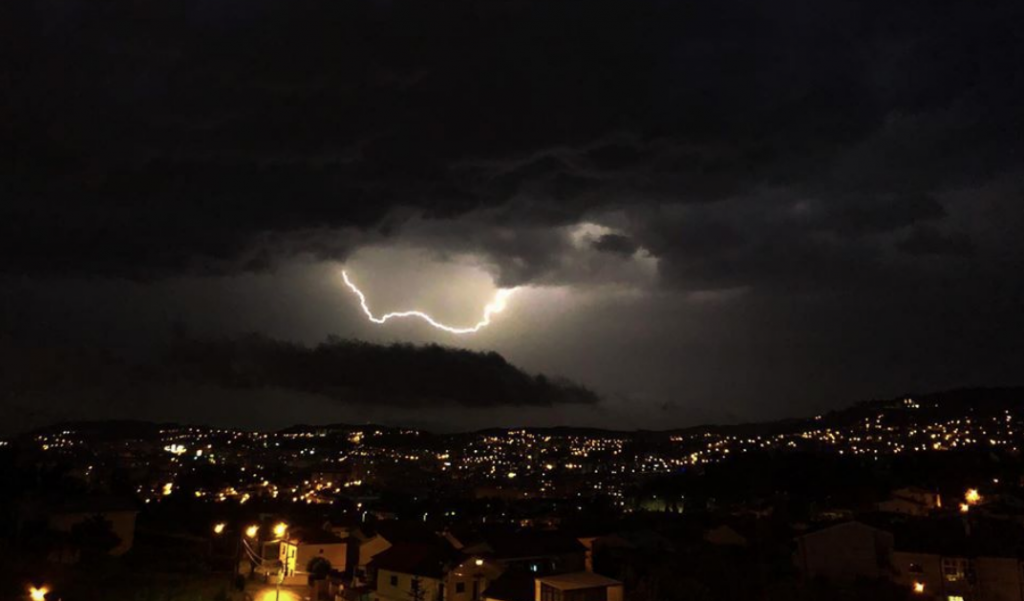 Trovoada ilumina céu em Braga