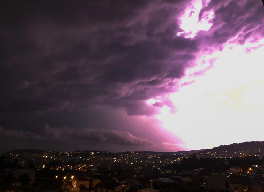 Trovoada ilumina céu em Braga