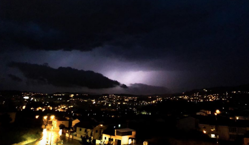 Trovoada ilumina céu em Braga