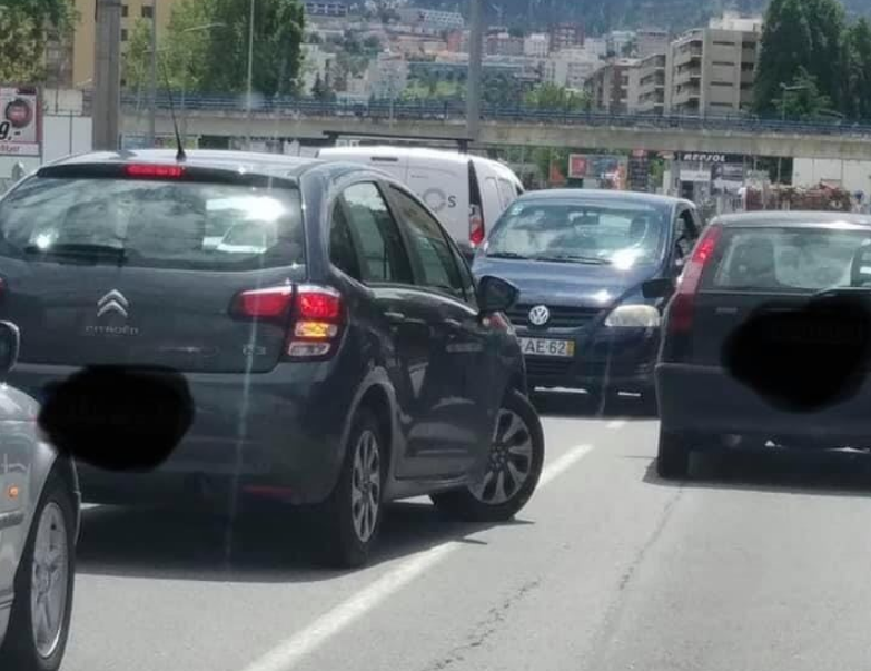 Carro circula em contramão em Braga