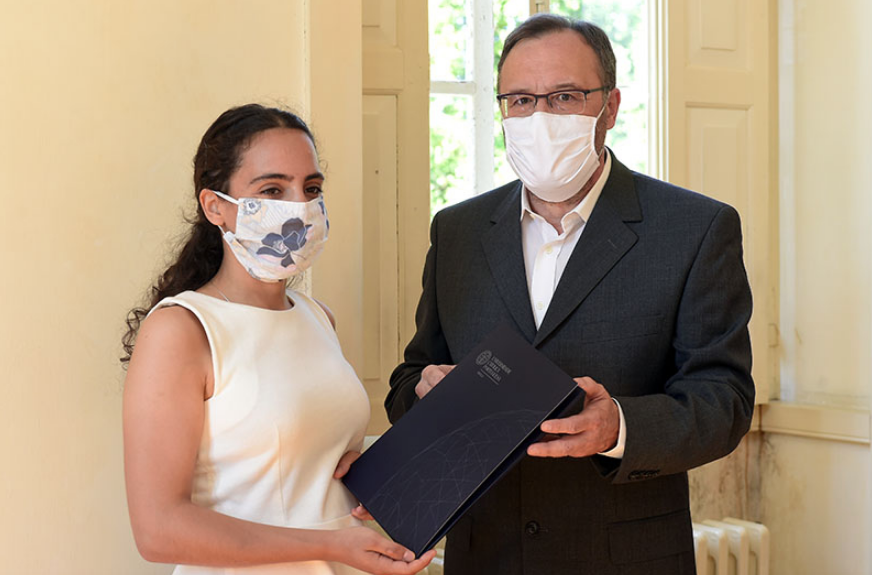 Município entrega bolsa a melhor aluna da Universidade Católica de Braga
