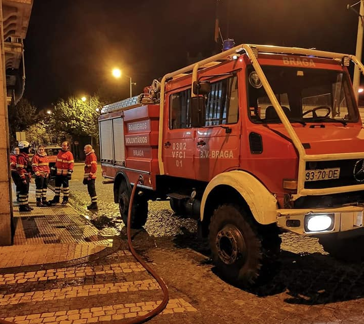 Homem ateia fogo à própria casa em Braga e agride Bombeiro