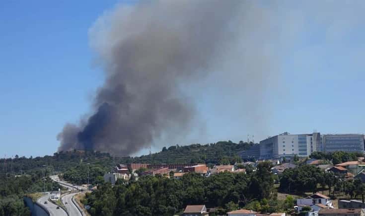 Bombeiros combatem incêndio próximo das Sete Fontes em Braga