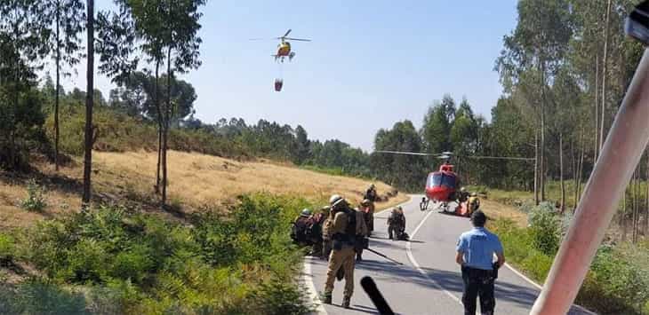 Dois meios aéreos e 39 bombeiros combatem incêndio em Braga