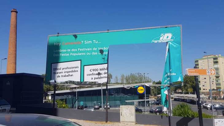 Outdoor colocado pela JP à entrada da Festa do Avante foi vandalizado