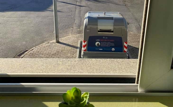 Moradores revoltados com instalação de contentor de lixo frente a habitações em Braga