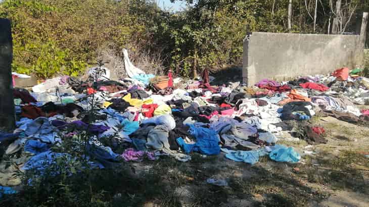 Milhares de peças de roupa abandonadas em lixeira em Braga