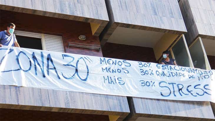 Habitantes da Praça do Bocage em Braga protestam contra redução de estacionamento