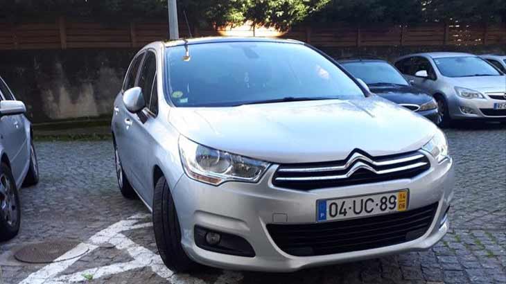Carro roubado à porta de casa em Braga