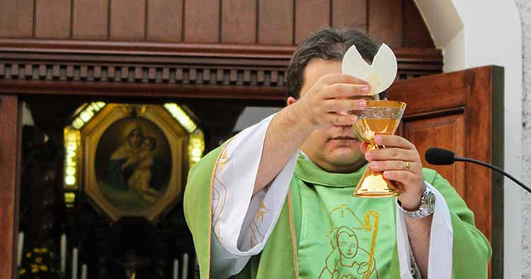Igreja retoma missas no dia 15 de março