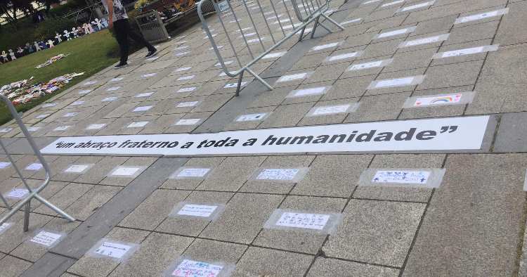 Crianças de Braga constroem figuras para homenagear vítimas da Covid-19