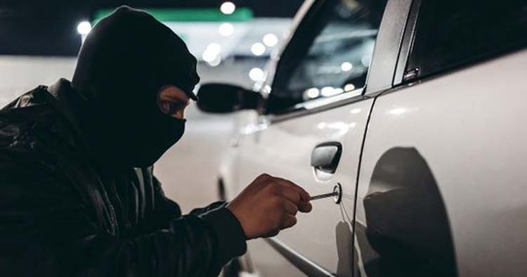 Jovem apanhado no interior de um carro em Famalicão a furtar objetos