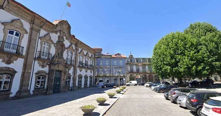 Estacionamento condicionado na Praça Municipal de Braga