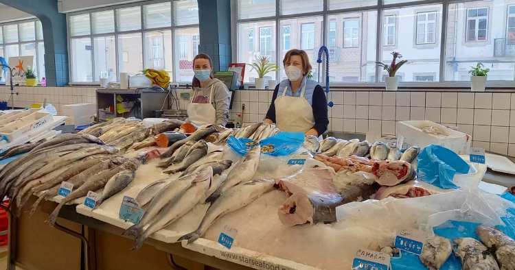 Peixeiras do Mercado Municipal de Braga doam peixe às famílias carenciadas