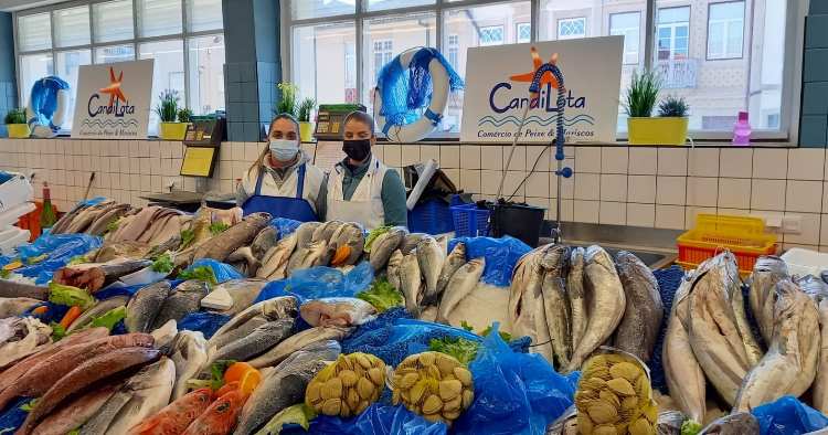 Peixeiras do Mercado Municipal de Braga doam peixe às famílias carenciadas