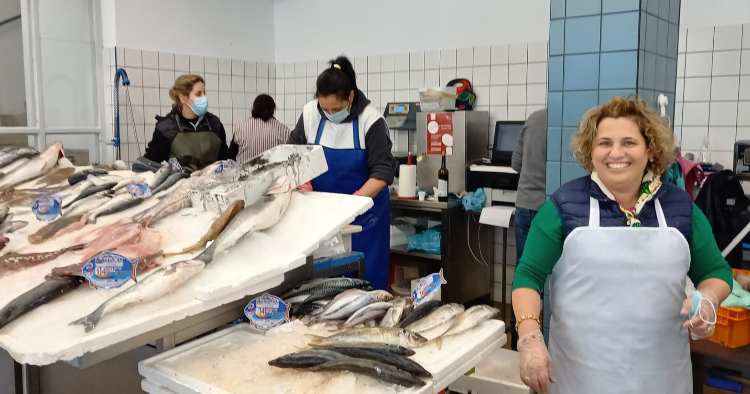 Peixeiras do Mercado Municipal de Braga doam peixe às famílias carenciadas
