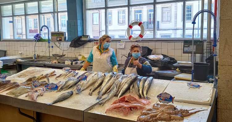 Peixeiras do Mercado Municipal de Braga doam peixe às famílias carenciadas