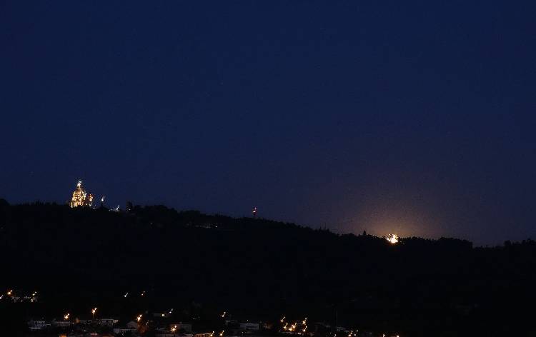Fotógrafo captou imagens incríveis da lua cheia em Braga