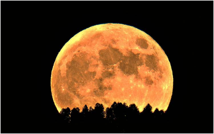 Fotógrafo captou imagens incríveis da lua cheia em Braga