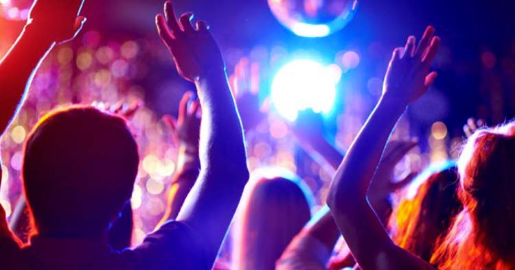 Bares e discotecas reabrem esta sexta-feira