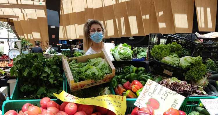 Vendedoras do Mercado Municipal de Braga doam fruta e legumes a famílias carenciadas