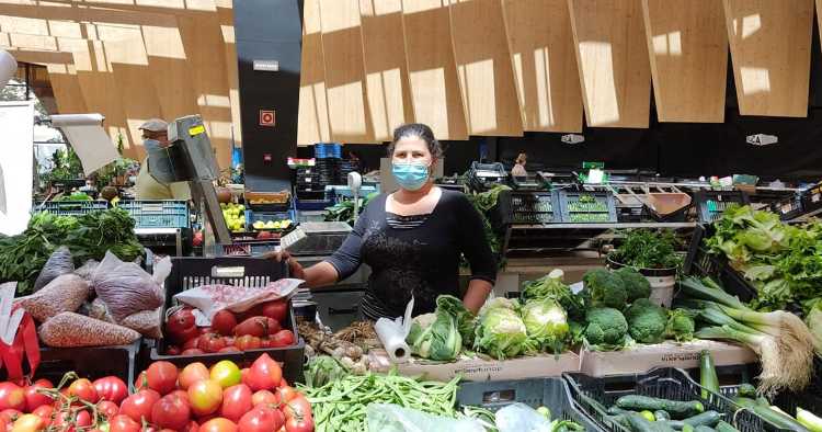 Vendedoras do Mercado Municipal de Braga doam fruta e legumes a famílias carenciadas