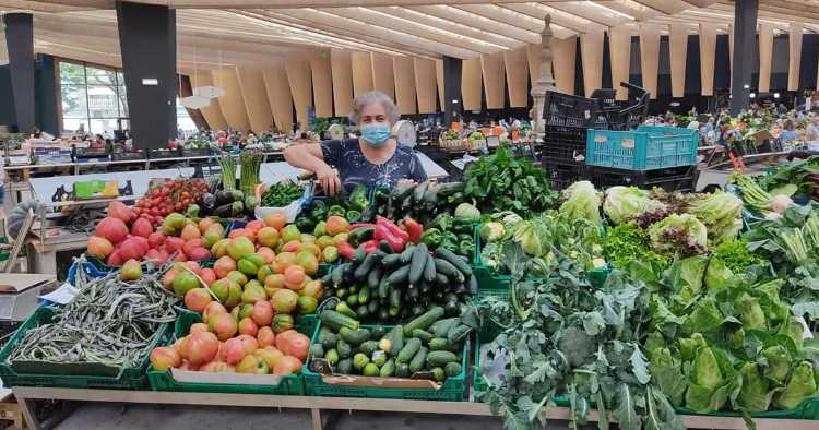 Vendedoras do Mercado Municipal de Braga doam fruta e legumes a famílias carenciadas