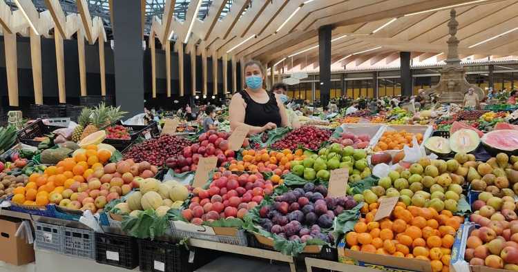 Vendedoras do Mercado Municipal de Braga doam fruta e legumes a famílias carenciadas