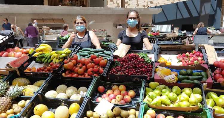 Vendedoras do Mercado Municipal de Braga doam fruta e legumes a famílias carenciadas
