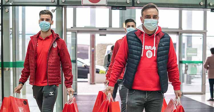 Carlos Carvalhal, Moura e Mário González visitaram Pediatria do Hospital de Braga