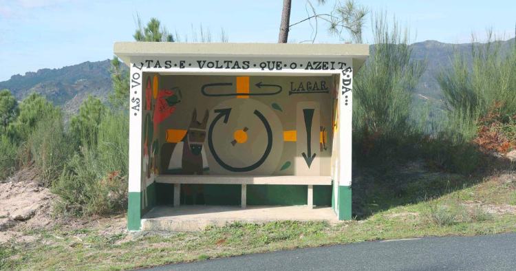 Montalegre: Paragens de autocarro de Cabril transformadas em arte com tradições da região