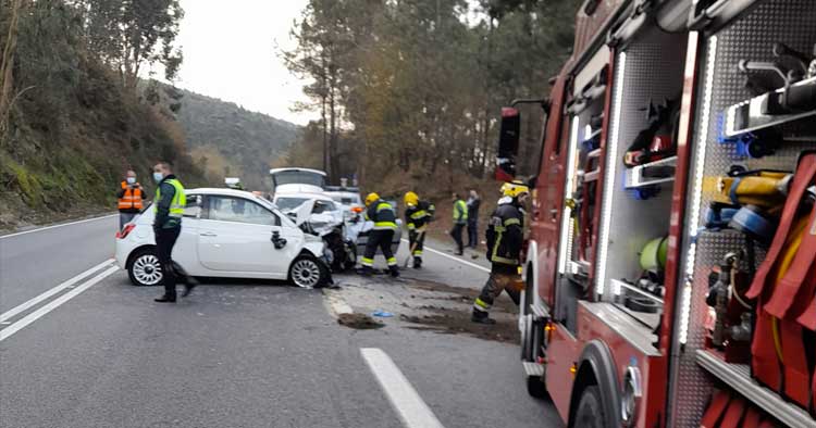 Violenta colisão faz dois feridos graves em Braga