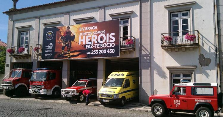 Quartel dos Bombeiros Voluntários de Braga ilumina-se para assinalar o Dia Mundial da Doença Rara