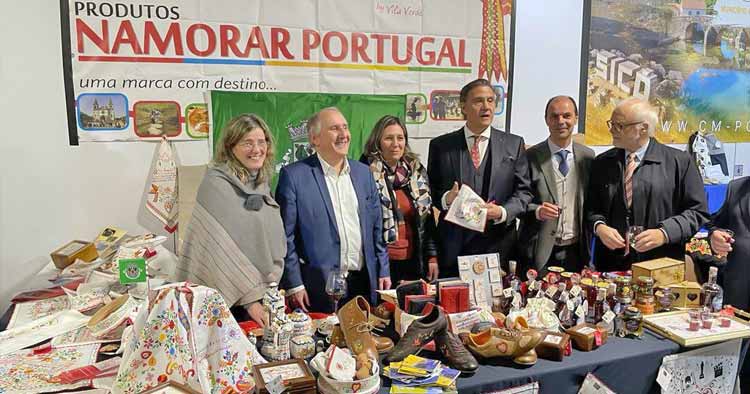 Lenços de Namorados de Vila Verde promovem-se em Paris