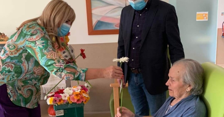 Braga: Executivo de Ferreiros e Gondizalves celebra Dia do Idoso com oferta de flores