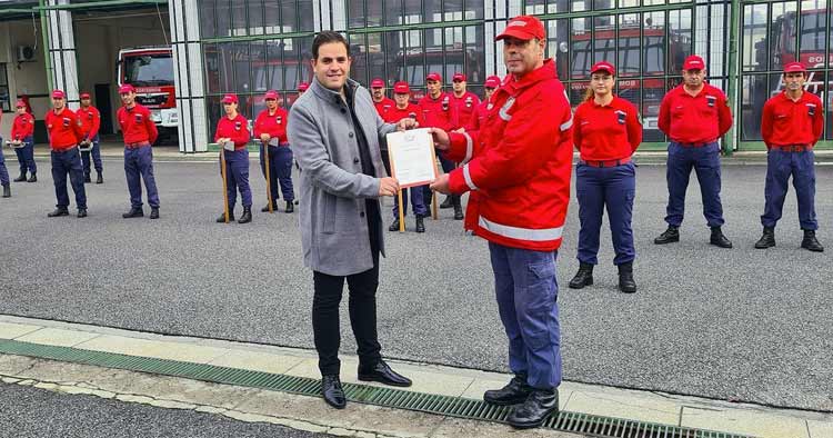 Victor Rodrigues entregou 5 mil euros para ajudar Bombeiros de Viatodos a comprar ambulância