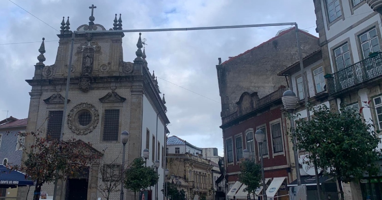 Estruturas para a iluminação de Natal estão a ser montadas em Braga