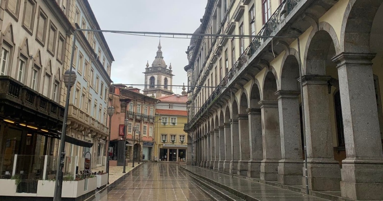 Estruturas para a iluminação de Natal estão a ser montadas em Braga