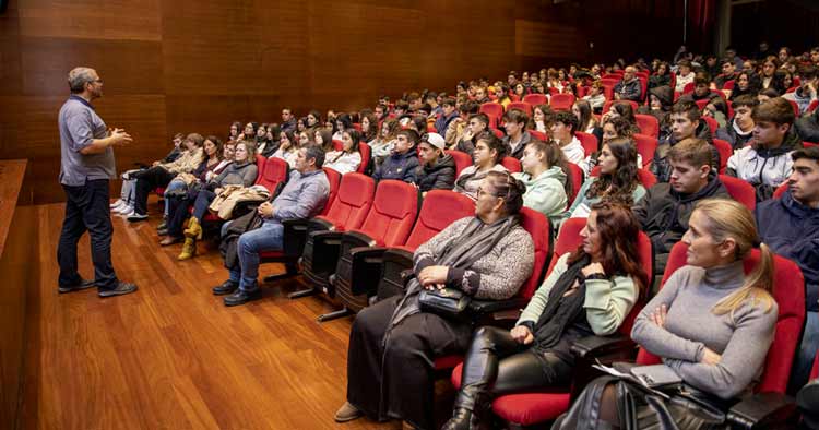 Conferência pelo professor Matos Paiva motiva alunos de Barcelos para a Ciência