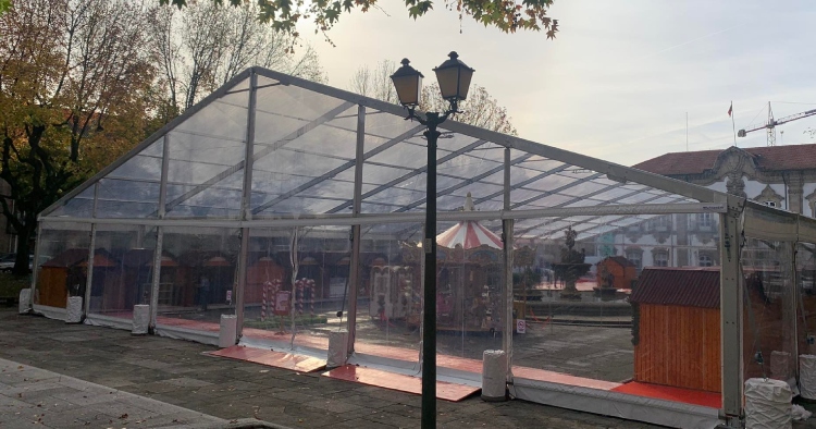 Cobertura do Mercado de Natal de Braga já está montada