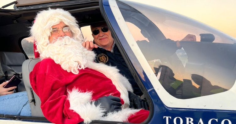 Pais e crianças encheram Aero Club de Braga para ver o Pai Natal chegar de avião