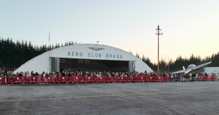 Pais e crianças encheram Aero Club de Braga para ver o Pai Natal chegar de avião