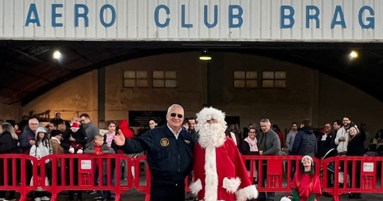 Pais e crianças encheram Aero Club de Braga para ver o Pai Natal chegar de avião