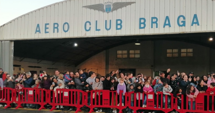 Pais e crianças encheram Aero Club de Braga para ver o Pai Natal chegar de avião