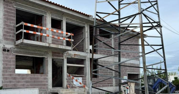 Poste de alta tensão frente a construção de moradias em Braga indigna bracarenses