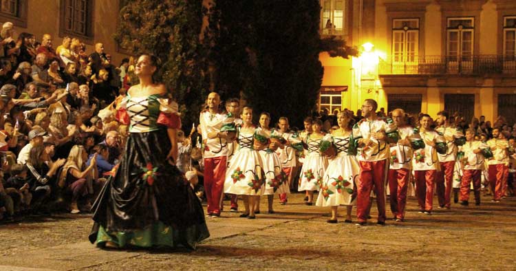 Ruas de Braga encheram-se de cor e música para as Marchas de Santo António