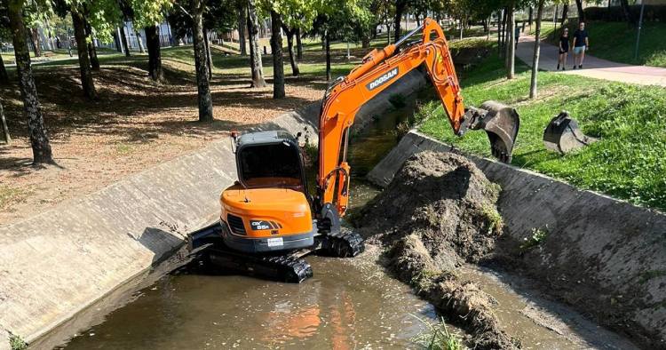 Rio Este em Braga está a ser alvo de uma operação de limpeza para prevenir cheias