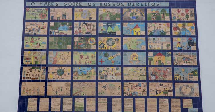 Direitos das crianças em painel de azulejos no Centro Escolar da Várzea em Barcelos