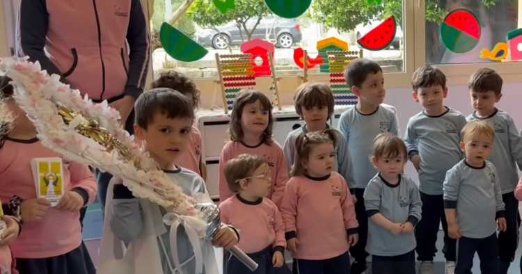 Crianças de Guimarães recriaram com alegria o Compasso Pascal